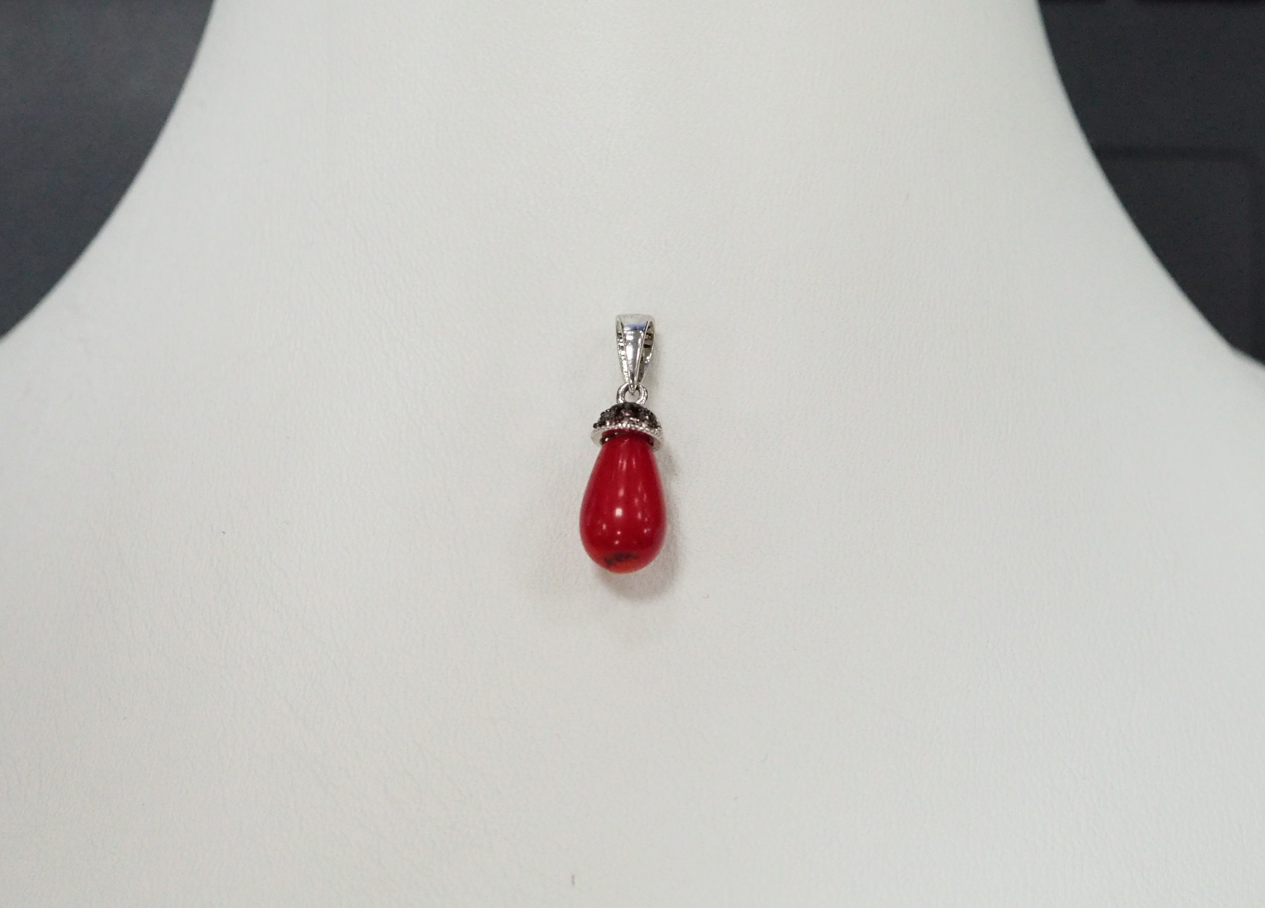 Серебряная подвеска с кораллом